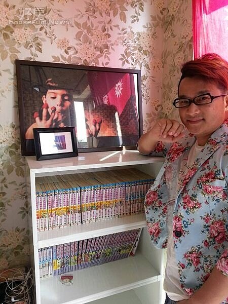 
5.陽台外推的空間做了靠牆矮櫃，上面擺滿愛看的漫畫