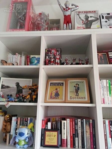 
6.家中做了許多系統櫃做收納，擺設書籍與公仔。