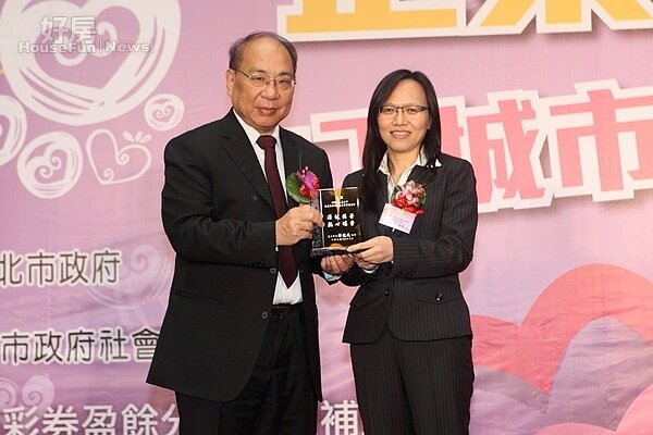 台北市政府丁庭宇副市長(左)頒贈感謝狀予永慶基金會劉芸伊總監表揚企業善行