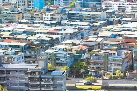 
台北市建管處8月根據公寓大廈成立管理組織補助要點，補助6樓以上建物成立管委會或管理負責人，可獲6至8萬元補助，迄今已吸引64處申請。（本報資料照片）
