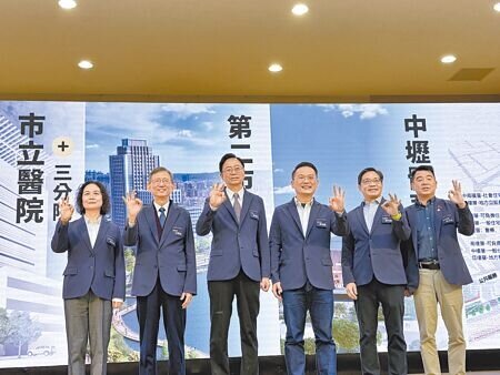 桃園市長張善政(左三)就職滿3周年,24日以「總工程師」自居,回顧3年政績,並提出5大願景。(蔡依珍攝)