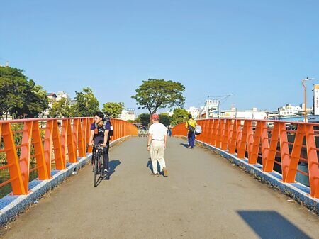 
剛完成改建的媽祖港橋，遭民眾反映人行專用橋沒有路燈，高市府回應，人行橋並未在改建範圍，將於會勘後盡速改善。（任義宇攝）
