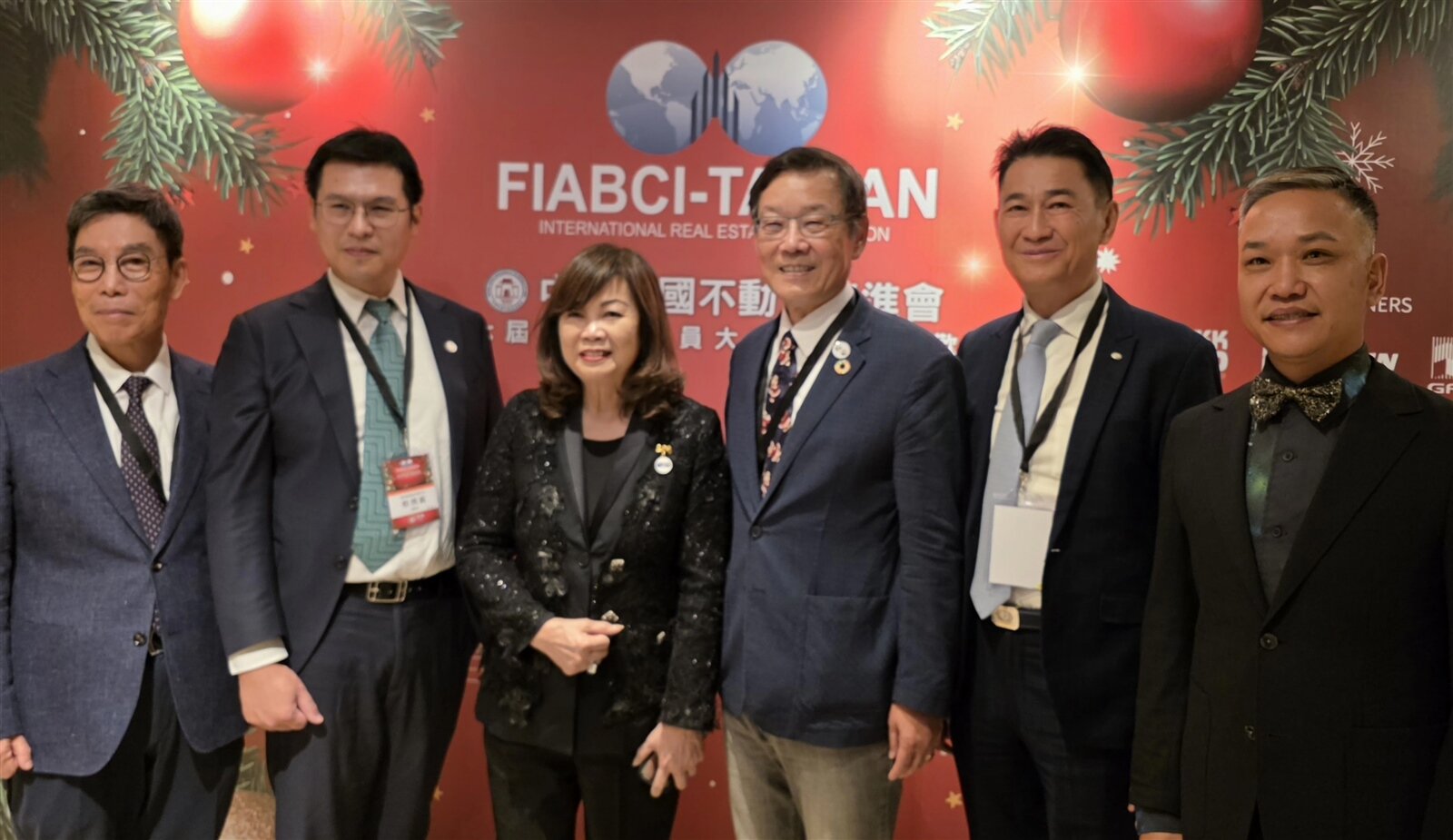 中華民國不動產協進會理事長張麗莉(左三)24日直言，今年恐是近年最辛苦的一年，至於房價就看明年房屋持有者的口袋有多少、對價格容忍程度而定；她呼籲，房市應回歸市場供需機制，避免傷及產業根本；左一為富立建設總監陳聰徒、左二連雲建設總經理蔡漢霖、右三為勤美建設董事長林廷芳、右二為合心開發執行長李正聰、右一為雅豐建設董事長紀樹能。 記者陳美玲／攝影