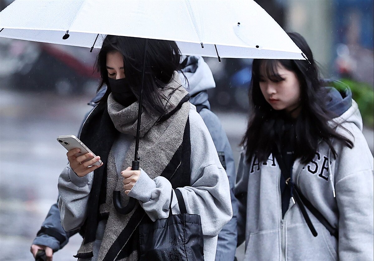 北部、東半部、恆春半島及中南部山區今天降雨機率高，桃園以北及宜蘭地區有短暫雨，有局部較大雨勢發生的機率。聯合報系資料照