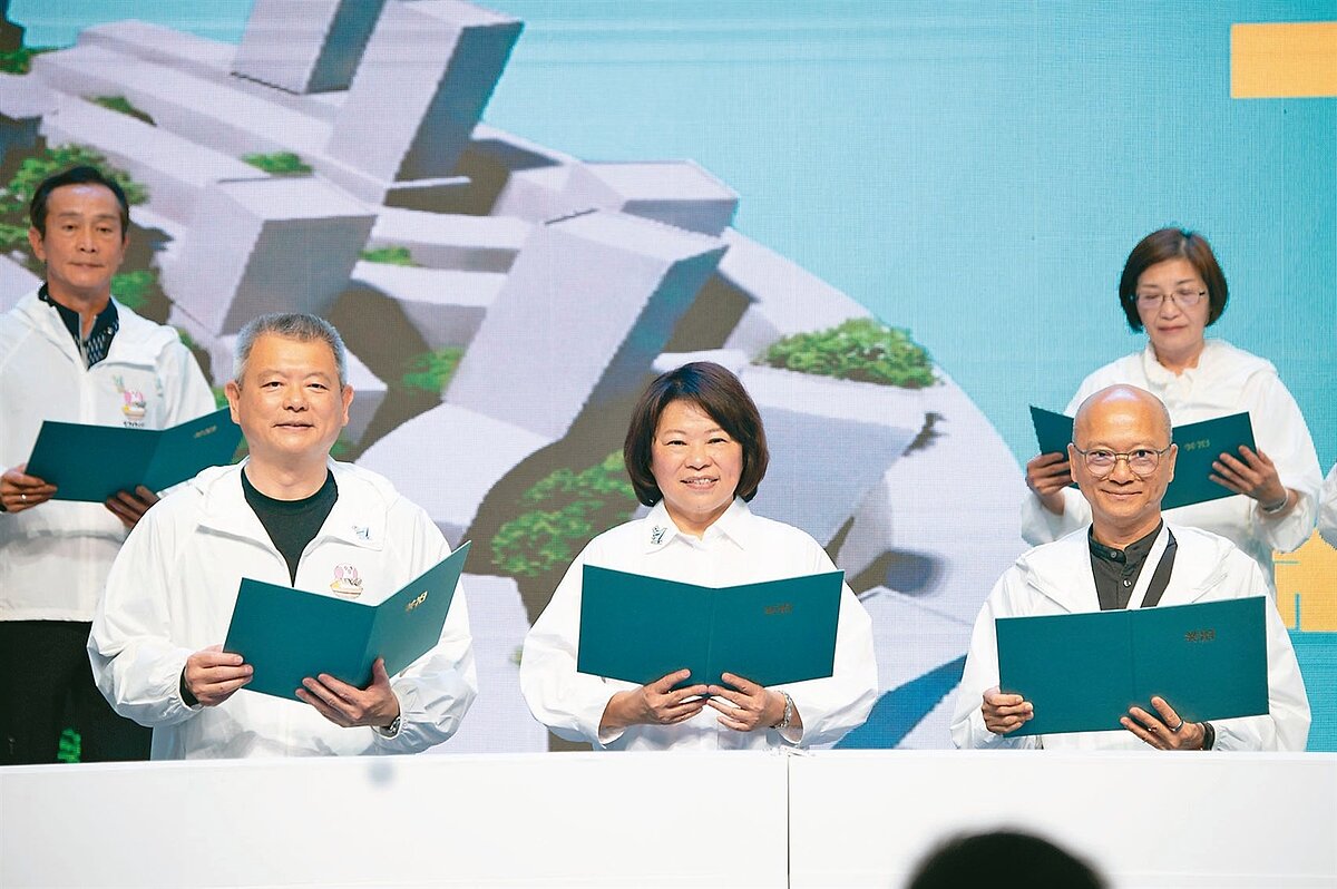 嘉義市長黃敏惠（前中）昨率市府團隊舉行施政7周年記者會，細數實踐「共好」的歷程與施政成果。圖／嘉義市政府提供