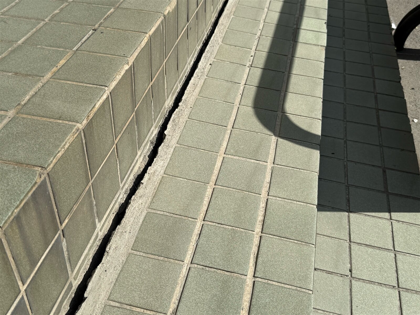 新北市土城中央路四段一處社區，近期出現裂縫，居民質疑是捷運工程造成。記者葉德正／攝影 