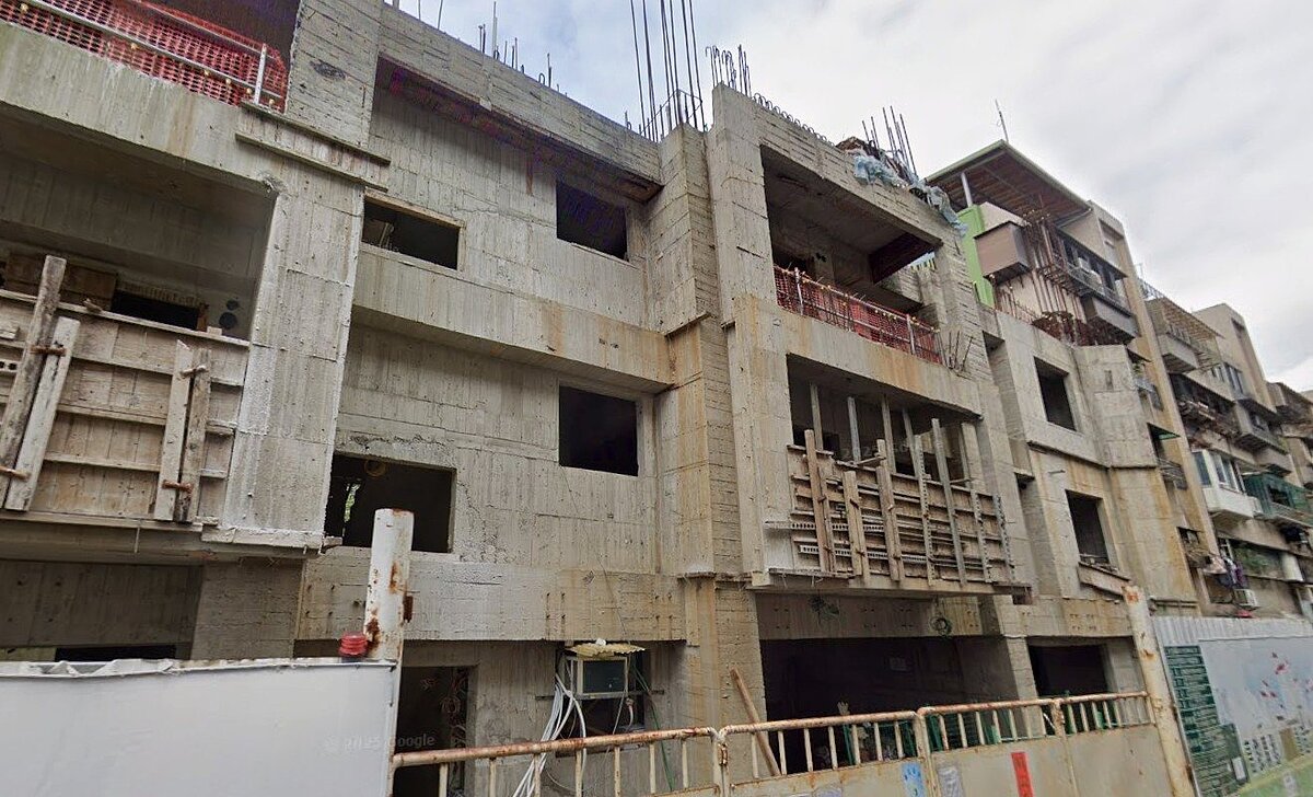 台北市大安區建案「大安文樺」，預計興建6樓，但因財務問題，蓋到3樓就停工，淪為法拍屋。圖／取自台灣金服網站