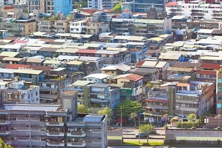 
台北市推動老舊建物增設電梯政策，為提高誘因，除將最高補助金額提高為300萬元，民國113年也放寬補助申請資格，只要有過半區分所有權人同意即可。（本報資料照片）
