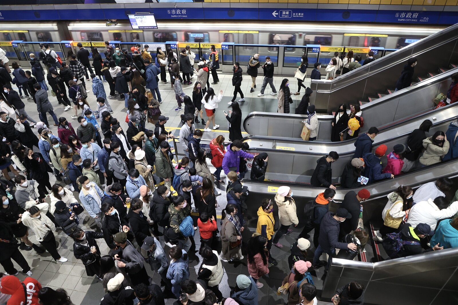 1219無差別攻擊釀死傷，北市今天下午舉行高強度演練，多名歹徒在人潮聚集的市府站危安攻擊，市府也會發送細胞簡訊。本報資料照片／記者曾吉松攝影 