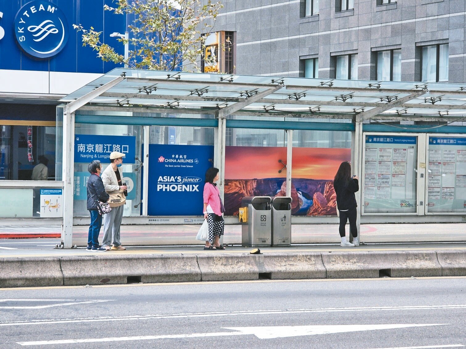 台北市每年逐步汰換和新建14座候車亭，但民眾陳情玻璃式候車亭很悶熱。記者邱書昱／攝影 