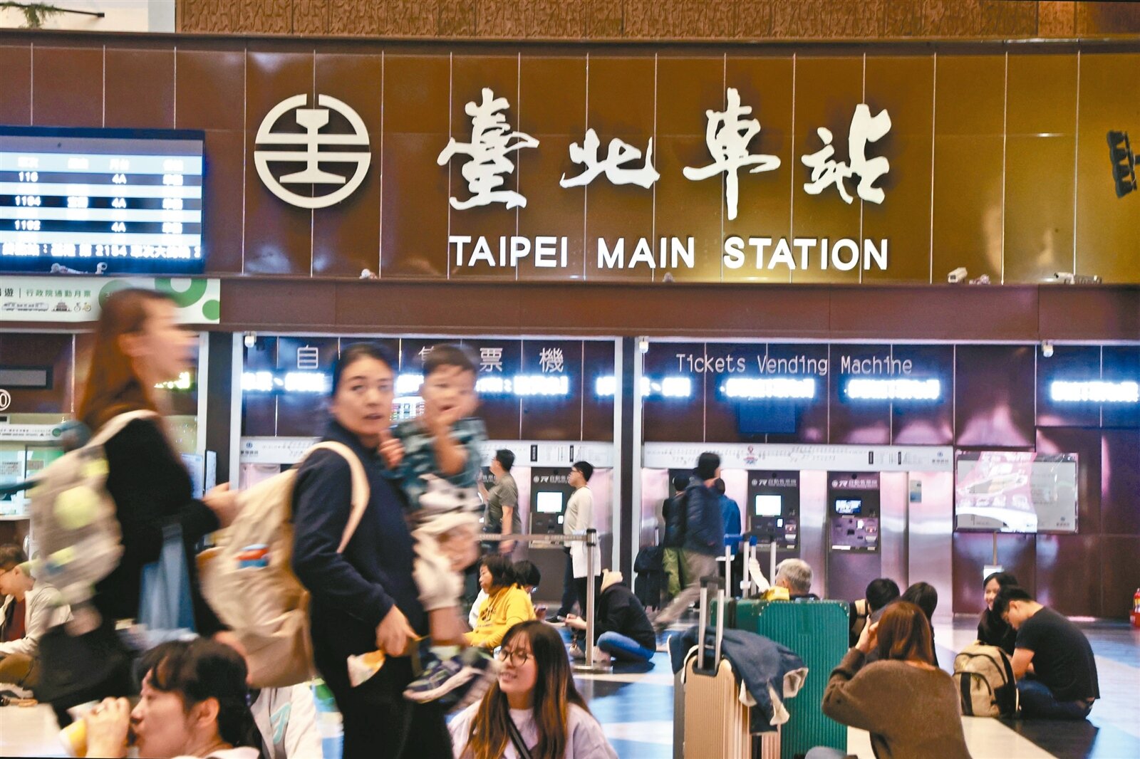 台鐵公司化即將屆滿兩年，儘管民眾僅對票價調漲「很有感」，準點率卻仍有待提升。記者黃義書／攝影 