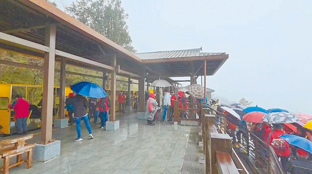 受到大陸冷氣團南下影響，高山有機會降雪，不少遊客湧入太平山並排隊搭乘蹦蹦車。圖／太平山莊提供