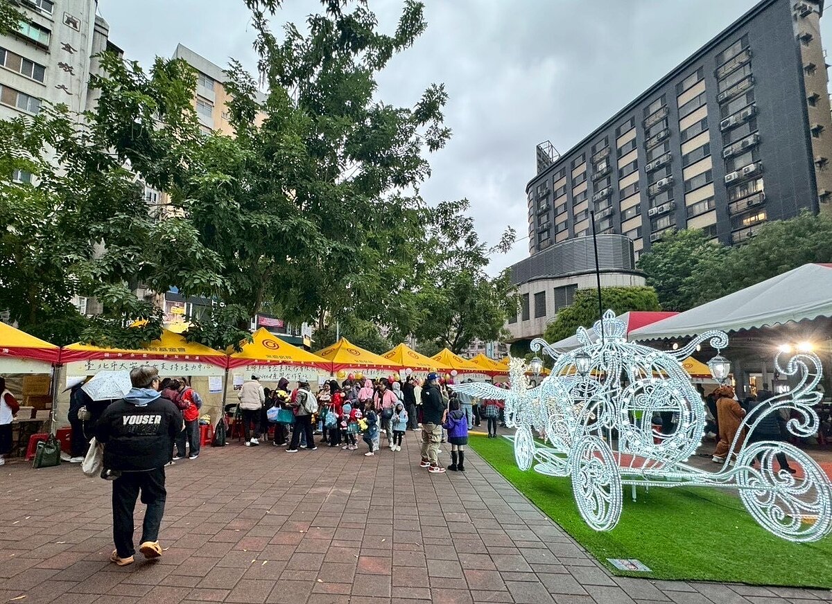 12月24日、25日，在東區商圈舉辦盛大的「大手牽小手 文安心共遊」社福聖誕園遊會。圖／永慶房產集團提供
