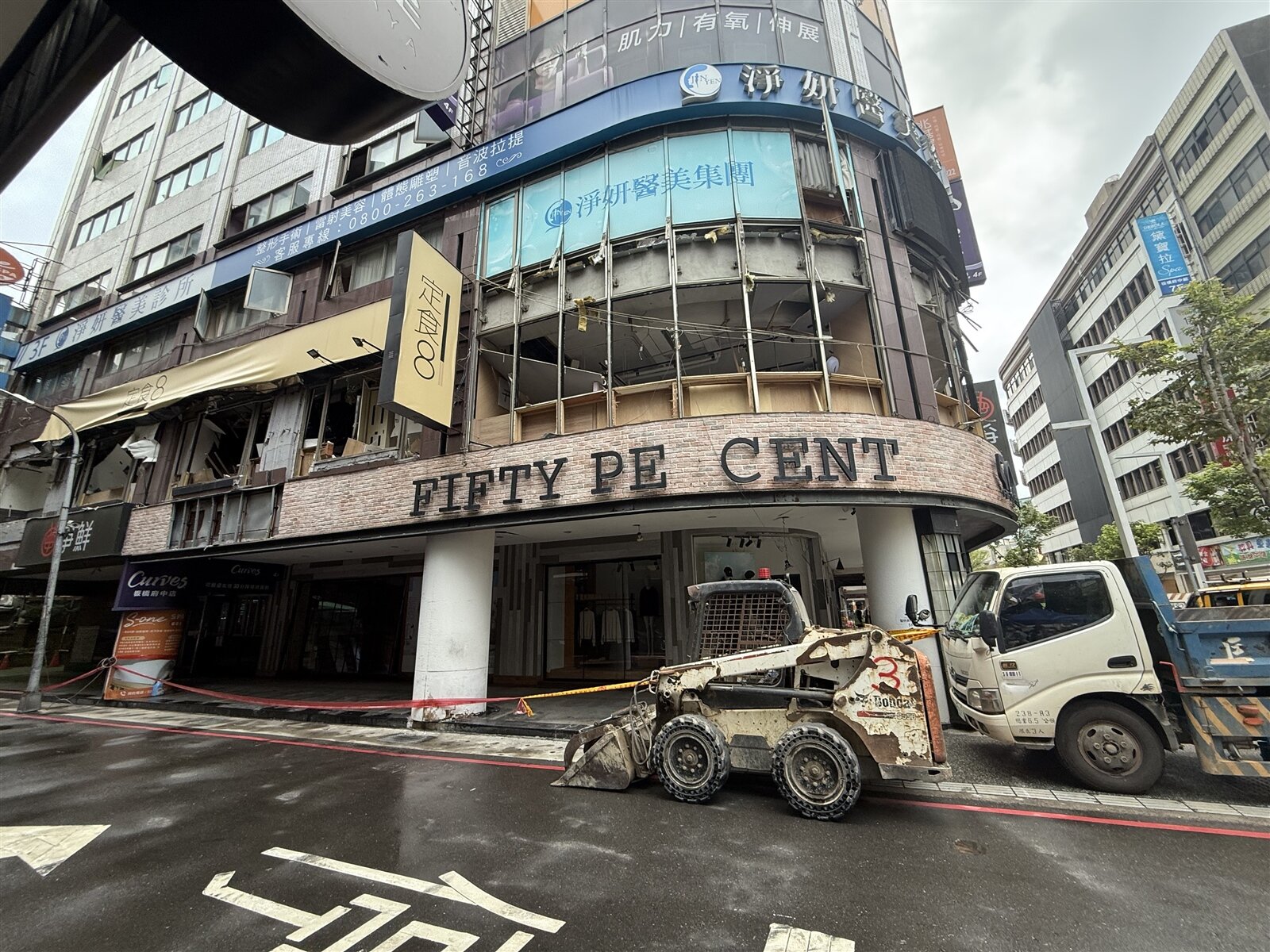 新北市板橋「定食8」餐廳凌晨發生氣爆，現場滿地瓦礫玻璃，周邊住戶店家也遭波及。記者張策／攝影 