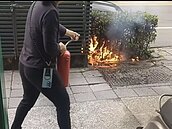 高雄市區上千戶大停電　冒煙變電箱接連爆炸3次起火