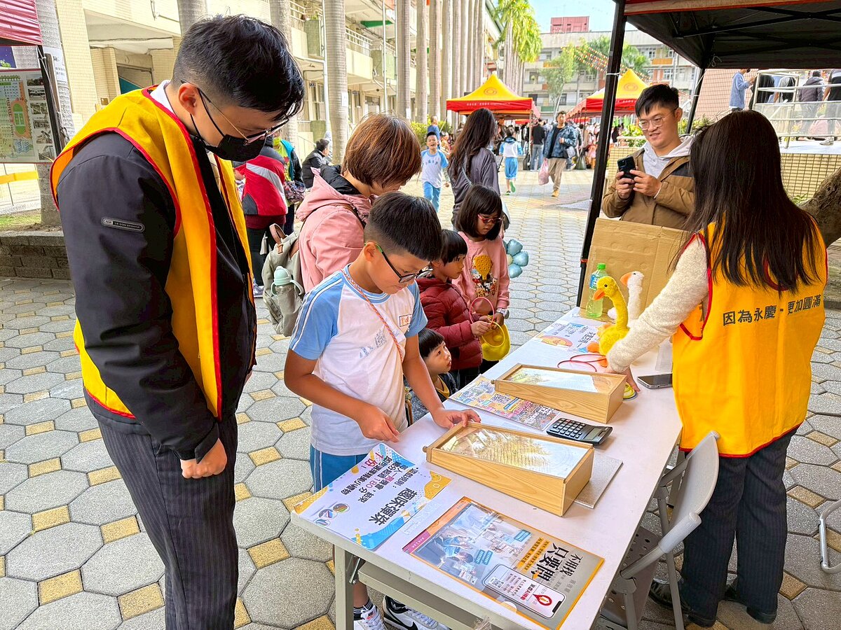 永慶房屋規劃趣味遊戲，吸引不少孩子前來遊玩。圖／永慶房屋提供