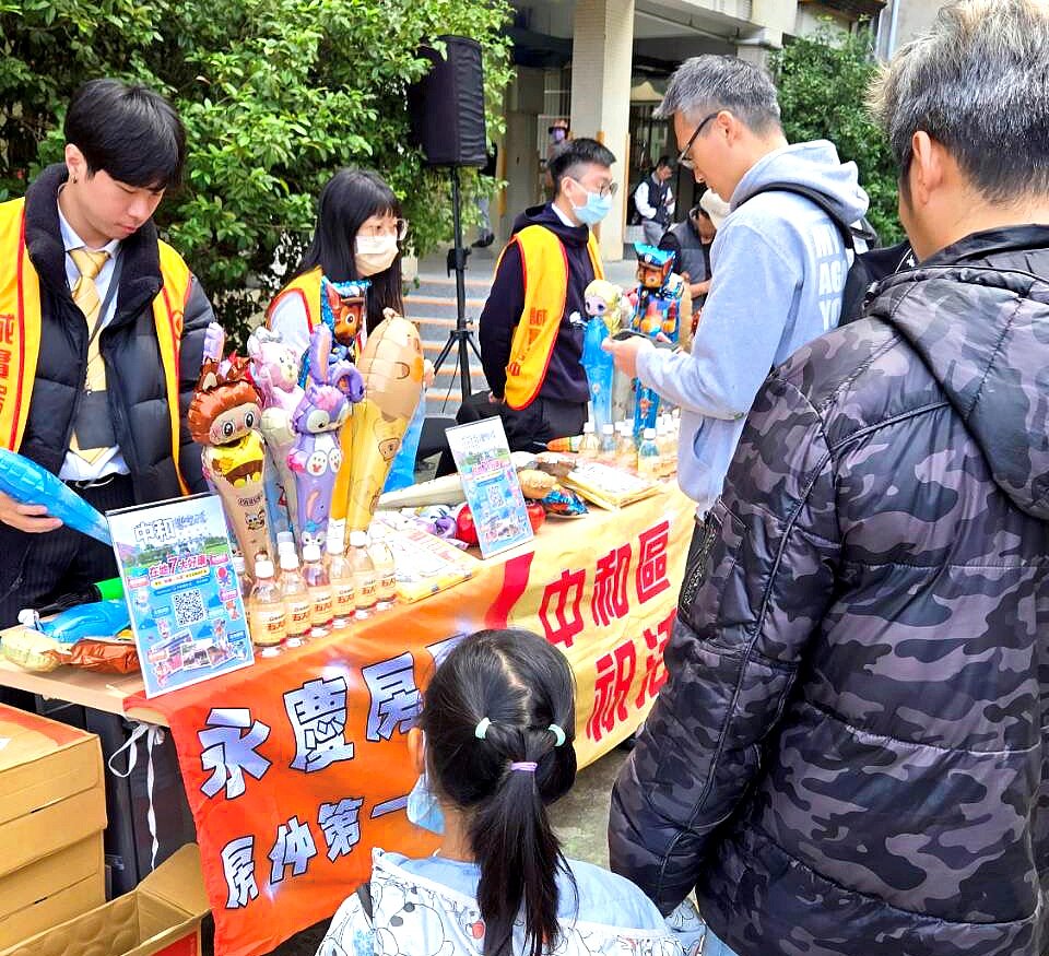 永慶房屋首次參與錦和國小運動會，準備大量瓶裝水、造型氣球，為參賽學生們加油打氣。圖／永慶房屋提供