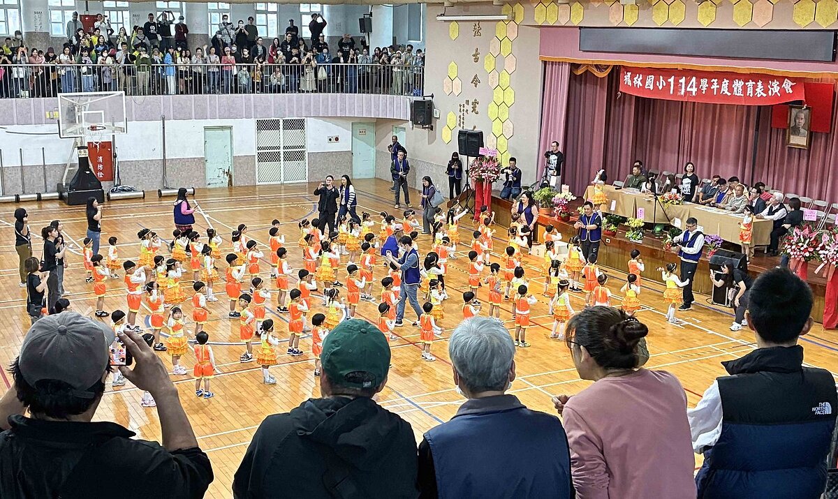 福林國小運動會讓孩子們在舞台上勇敢展現自我，獲得現場大小朋友熱烈迴響。圖／永慶房屋提供