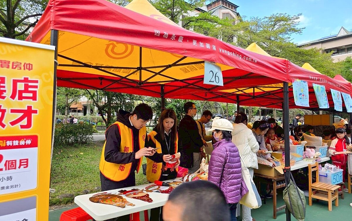永慶房屋準備多樣的聖誕造型氣球，為土城國小校慶增添節慶歡樂氣氛。圖／永慶房屋提供