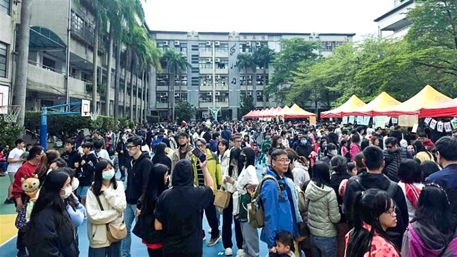 土城國小校慶運動會熱鬧登場，家長與民眾踴躍參與，人潮擠滿校園。圖／永慶房屋提供