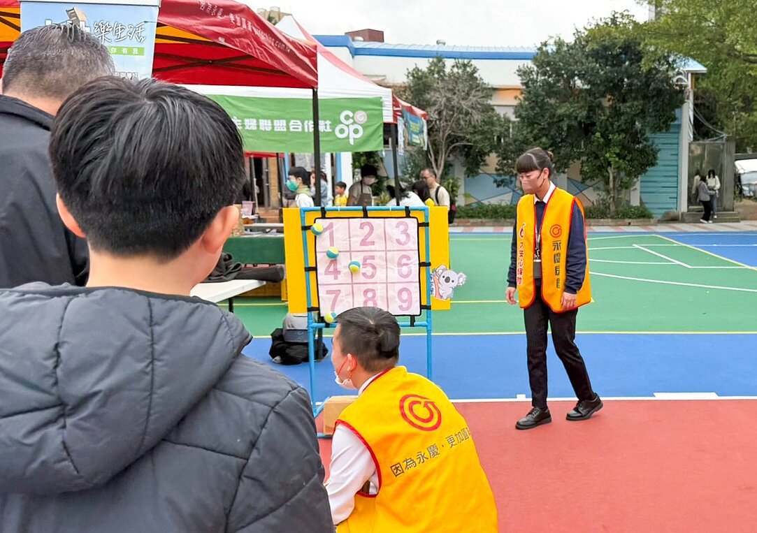 永慶房屋參與福林國小運動會，提供棒球投球遊戲，吸引大小朋友前來遊玩。圖／永慶房屋提供