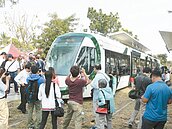 高雄輕軌列車亮相　好攝客搶拍