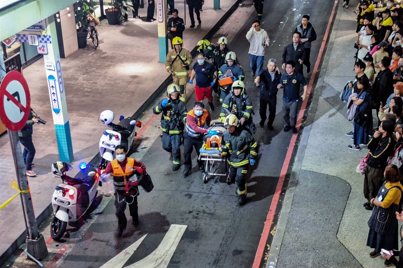 涉嫌在台北車站、中山捷運站丟煙霧彈、隨機砍人的張文逃至誠品南西店，在警方追捕下墜樓，被送醫後不治。記者曾原信／攝影 