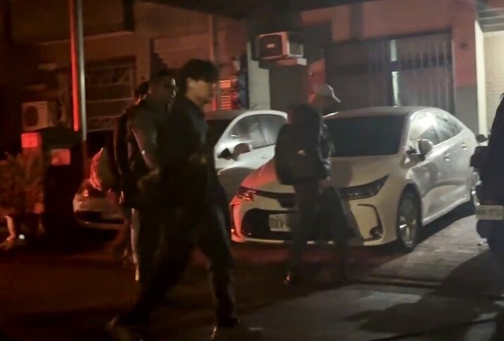 警方送張文父母親回桃園同時進屋搜索。記者鄭國樑／攝影 