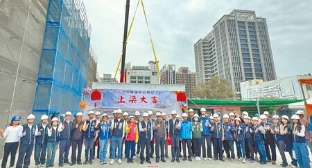 
大台中轉運中心興建工程19日舉行上梁典禮，該轉運中心完工後，將整合鐵路、客運、捷運、公車及汽機車、計程車、自行車等運輸系統，達成「7轉7接」的轉運功能。（林弘笙攝）
