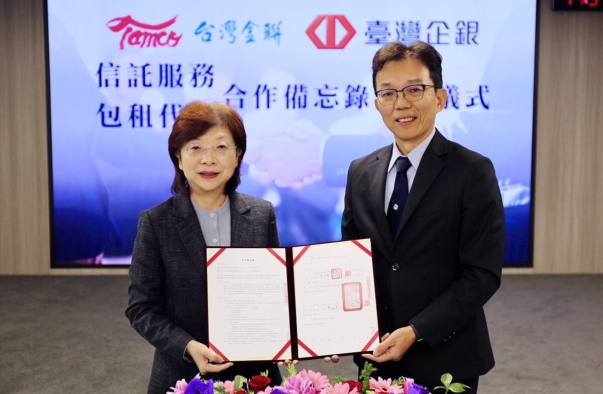 台灣金聯董事長宮文萍(左)19日與台企銀總經理李國忠共同簽署共同簽署合作備忘錄,將在包租代管、安養信託等業務展開異業合作,再創公公合作新模式。圖/台灣金聯提供