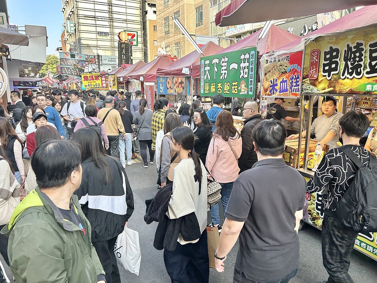 台中市一中商街商圈是熱門商圈，但有人車交雜的問題，市府擬推動行人徒步區，但商家多持反對意見，目前仍需凝聚共識。圖／聯合報系資料照