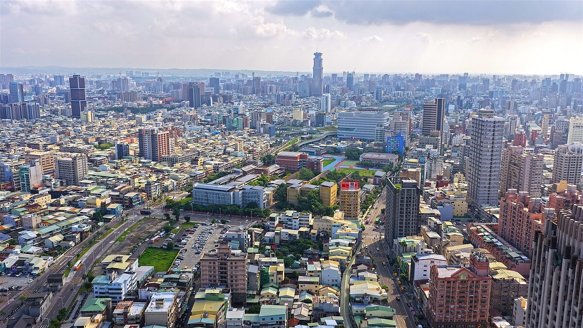台鐵「高雄自立路土地開發案」距離高雄車站僅一站，屬於高鐵中城經貿都心發展願景規劃的第二環圈，以打造優質生活環境，鏈結核心商業中心為發展定位，預計2026年招商。第一太平戴維斯提供
