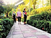 水溝甩臭名　變身花草步道