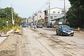 路面刨禿裸露黃土　民怨：上班經過「灰頭土臉」