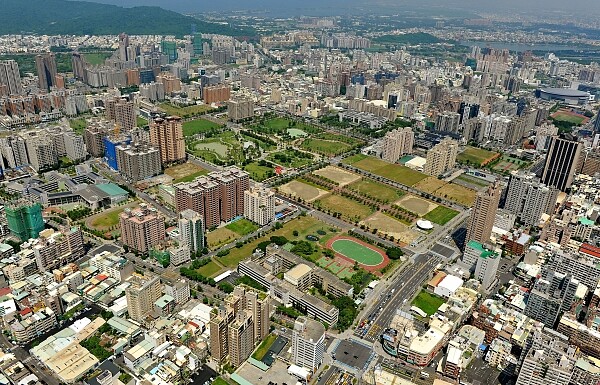 高雄市鼓山區的龍華國小舊校區,年底將以地上權方式開發。(圖/高雄市都發局網站)