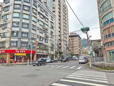 基隆市暖暖區源遠路第二期人行環境改善工程,將於明年1月底前開工。(張志康攝)