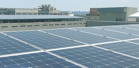 
政府力推光電，明定新建建築物面積達1000平方公尺（約300坪）以上者，每20平方公尺即應設置1瓩的太陽光電發電設備。（本報資料照片）
