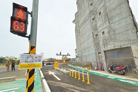 
苗栗市南苗市場多年來周邊停車困難、交通混亂，市公所向國軍爭取閒置土地興建停車場完工。（呂麗甄攝）
