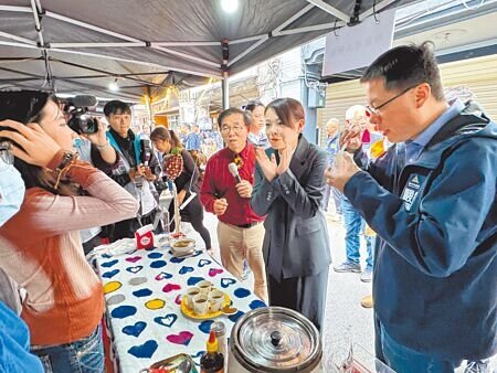 
新竹市政府20日在東門街舉辦「當我們圈在舊城」成果市集，呈現年度商圈再造復興計畫成果，市長高虹安（前右二）邀請全國民眾來挖寶。（陳育賢攝）
