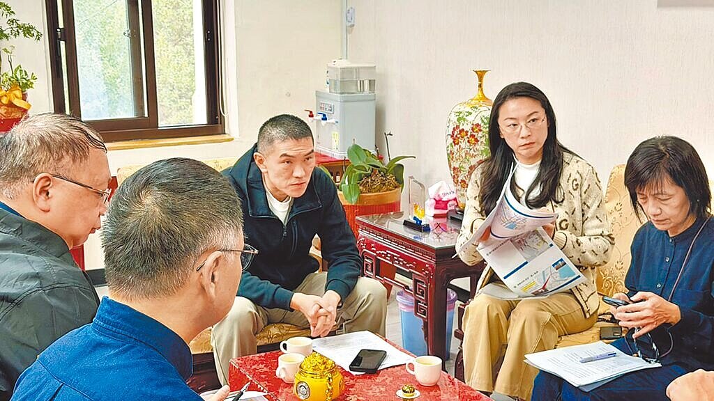 基隆市政府20日晚間舉行年終演唱會，市長謝國樑（中）強調「不讓恐懼決定城市節奏」，要求警方加強部署安全維護措施。圖／基隆市政府提供