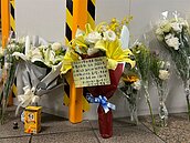 北車湧花束哀悼英勇保全　南西商圈這處熄燈3日致哀