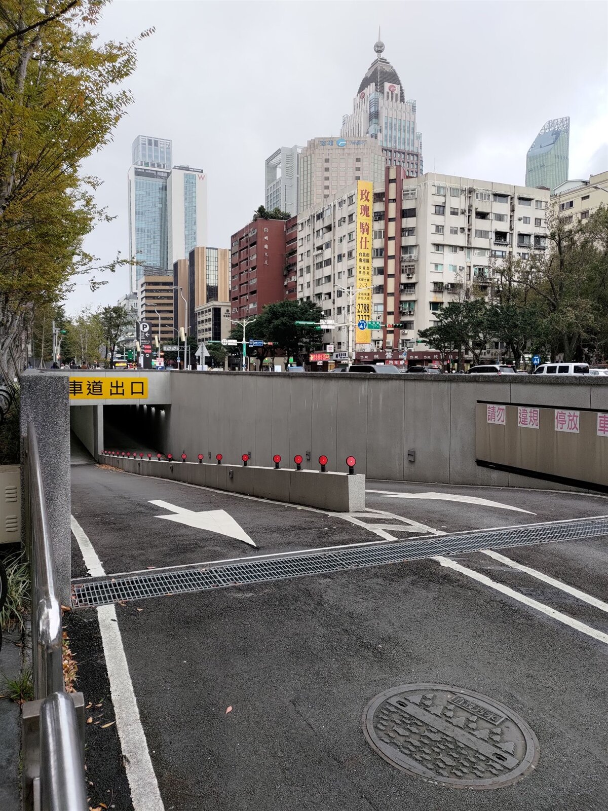 交通局表示，當初要提供一線快車道給遠雄當停車場出入口車道使用，有通過都審等相關慎查，當初規畫時，遠雄也有將其基地退縮，整體光復南路車道數，並無減少。記者林麗玉／攝影 