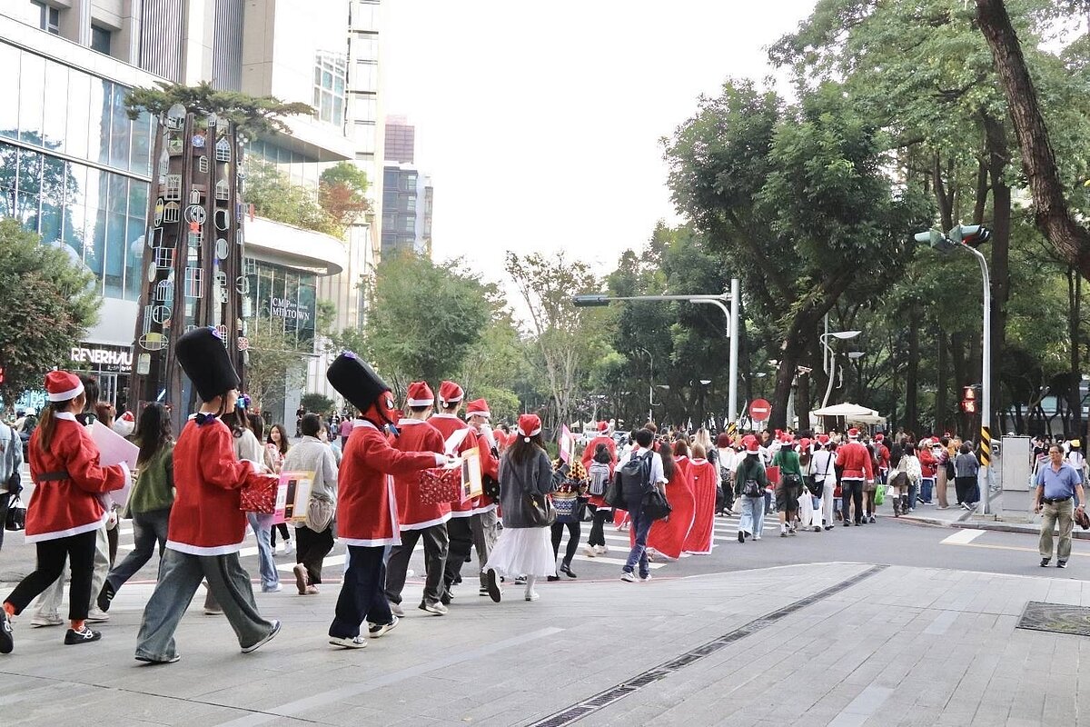 「漢神洲際暖心聖誕大遊行」打造兼具節慶氛圍與高度參與感的城市聖誕遊行。業者提供
