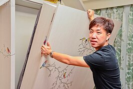 夫妻倆希望除了在客廳歡迎親友齊聚外，還有一處能夠談心的私密空間。因此，在新生命報到之前，客房可以當做另一處會客空間。牆面像「家」一般的木作裝飾，透過壁貼增加童趣，其實這裡隱藏一張臥床，提供訪客暫時留宿，讓客房空間更能彈性運用。