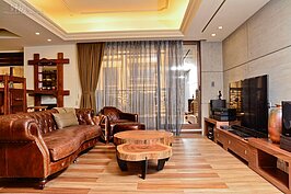 張至正以水泥砌牆與特殊施工，仿清水模樣式打造客廳的牆面，價差可達十分之一，質地別有風味。