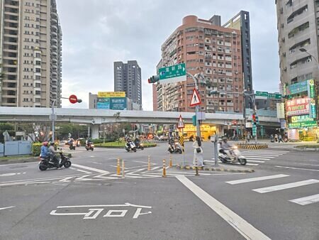 
新北市三重區重新路與中正北路口，因圓環設計複雜，事故頻傳，市府啟動平面動線改善評估。（張鎧乙攝）
