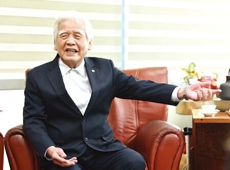 
長虹建設董事長李文造接受專訪，分析房地產未來發展及公司營運方向。圖∕顏謙隆
