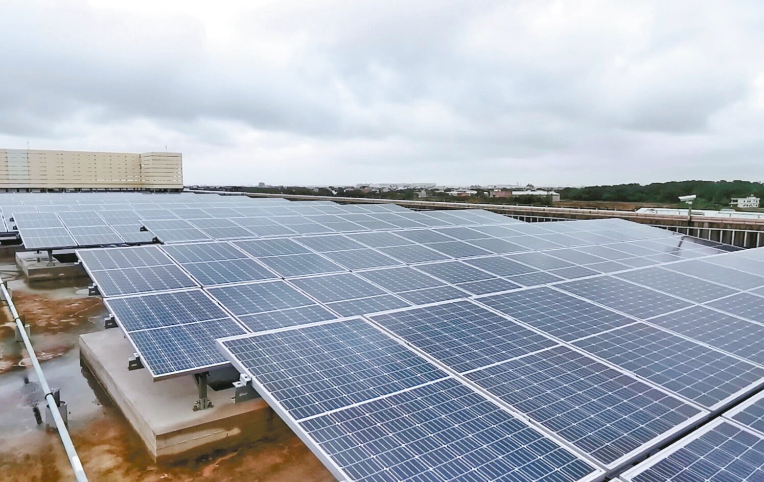 經濟部明年啟動太陽光電汰舊換新措施，並祭出兩項優惠措施，以加速光電建置。本報資料照片 