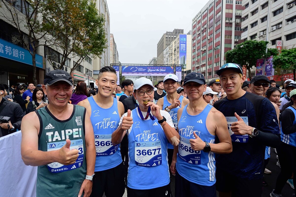 富邦集團董事長蔡明忠(中)今年第12度完賽台北馬半程馬拉松,賽後受訪談及台灣經濟表現,認為明年也會很好,AI科技仍是未來主流。圖/富邦金控提供