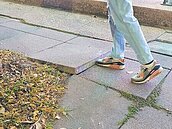 高雄博愛路人行道破損　門面掉漆